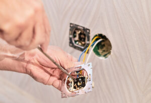 Instalacje elektryczna puszkowa czy bezpuszkowa zdaniem elektryka
