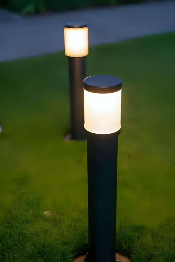 Montaż lampy ogrodowej na trawniku