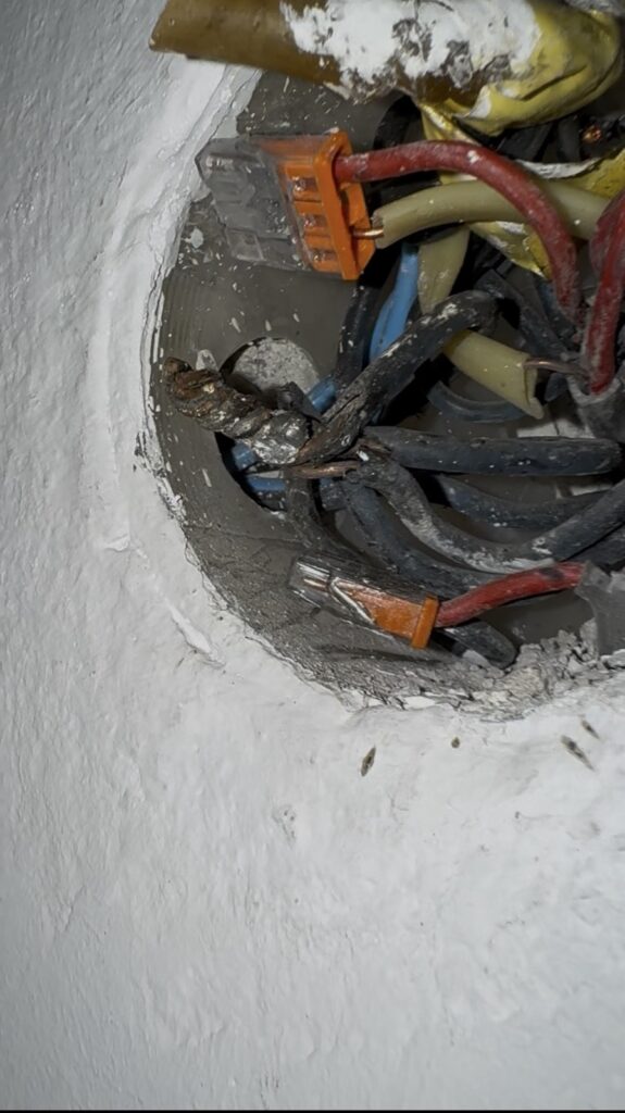 Błedne połącznie na skrętka z lutowaniem przewodów. Elektryk